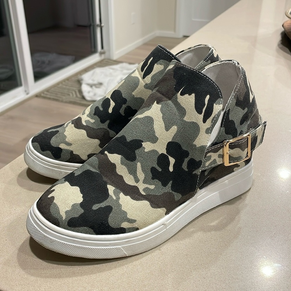 Women’s heeled boots. Women’s 9.5. Camo Boots with gold boot straps.